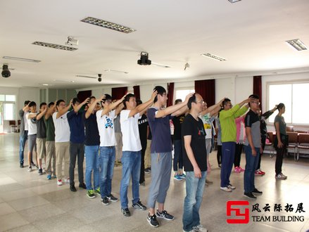  大学生素质拓展训练活动图片