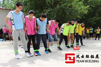 户外拓展训练项目“蛟龙出海”游戏图片 户外拓展训练项目“蛟龙出海”游戏图片