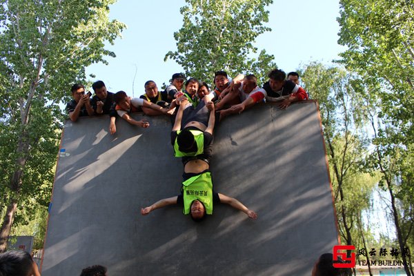 户外拓展项目「毕业墙」