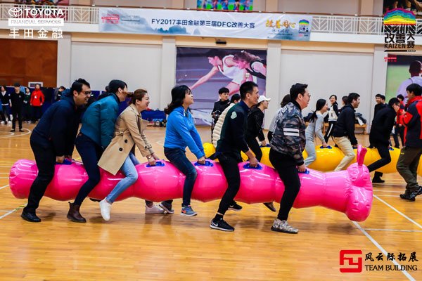 趣味运动会拓展项目疯狂毛毛虫游戏图片高清 趣味运动会拓展项目疯狂毛毛虫游戏图片高清