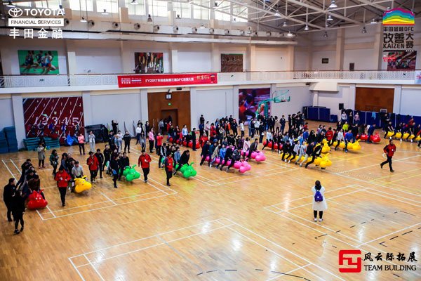 趣味运动会拓展项目疯狂毛毛虫游戏500人图片高清 趣味运动会拓展项目疯狂毛毛虫游戏500人图片高清