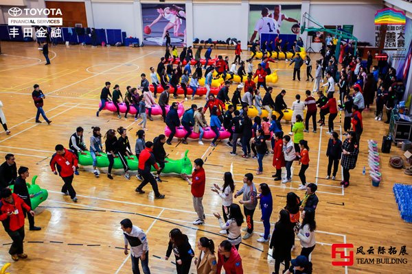 趣味运动会拓展项目疯狂毛毛虫游戏500人图片高清 趣味运动会拓展项目疯狂毛毛虫游戏500人图片高清