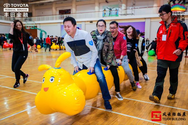 趣味运动会项目疯狂毛毛虫拓展游戏图片 趣味运动会项目疯狂毛毛虫拓展游戏图片