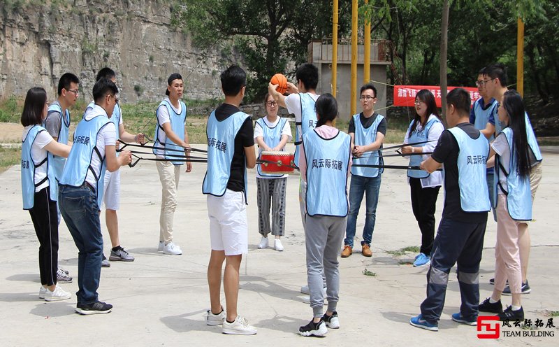 拓展训练项目「击鼓颠球」