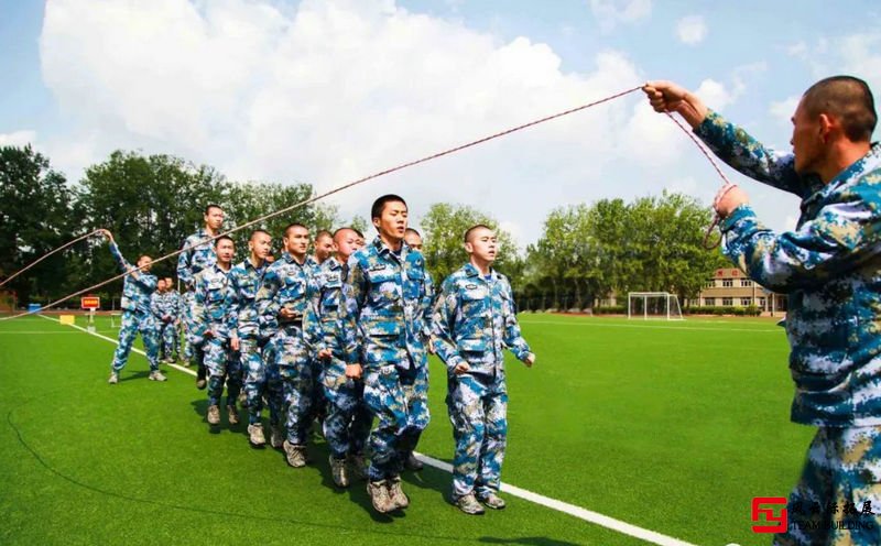 跳绳正确姿势图