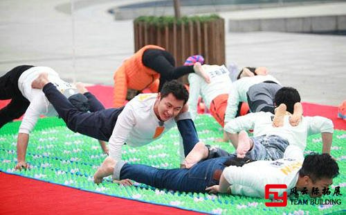 奔跑吧兄弟指压板叠罗汉图片